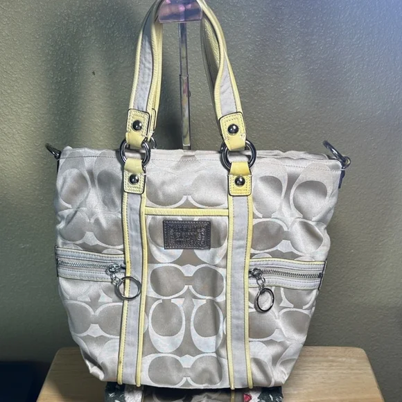 Coach Poppy Signature Beige & Yellow Shoulder Bag Super Cute ๐ - Picture 2 of 8